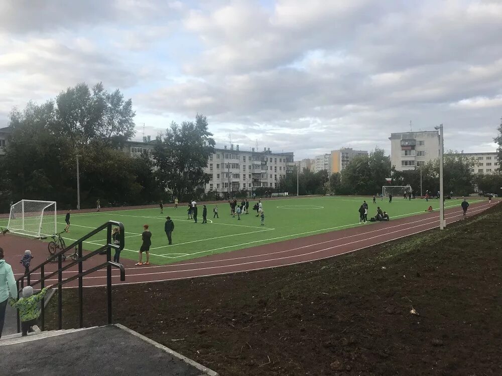 Стадион гимназии 4 Лыткарино. Стадион город Чайковский. Чайковский город школа 7 стадион. Школа 8 Чайковский стадион. Стадион 1 школы