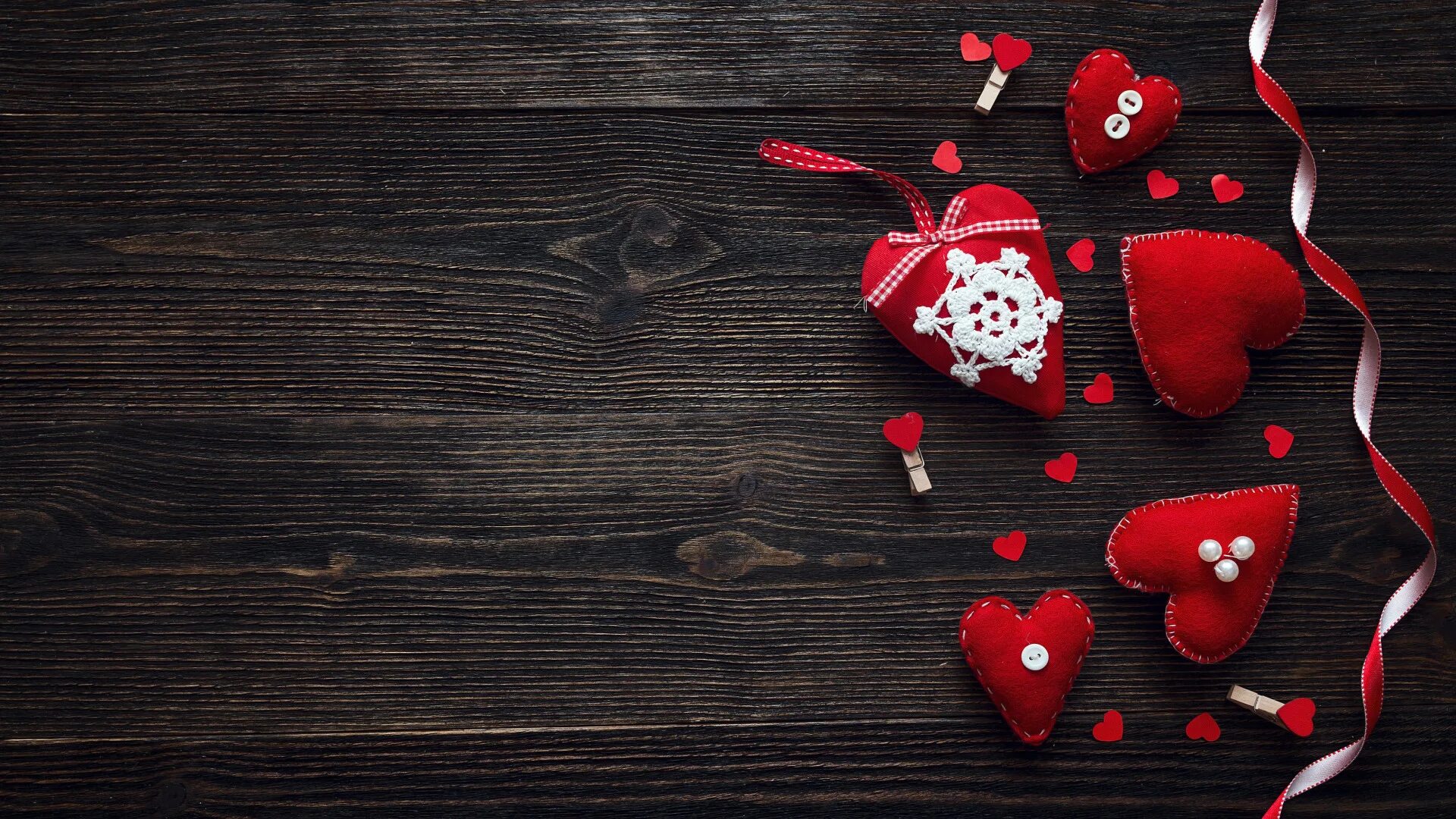 Красивый фон с сердечками. С красным сердцем. Рабочий стол сердечко. Фото сердца. Фон сердечки.