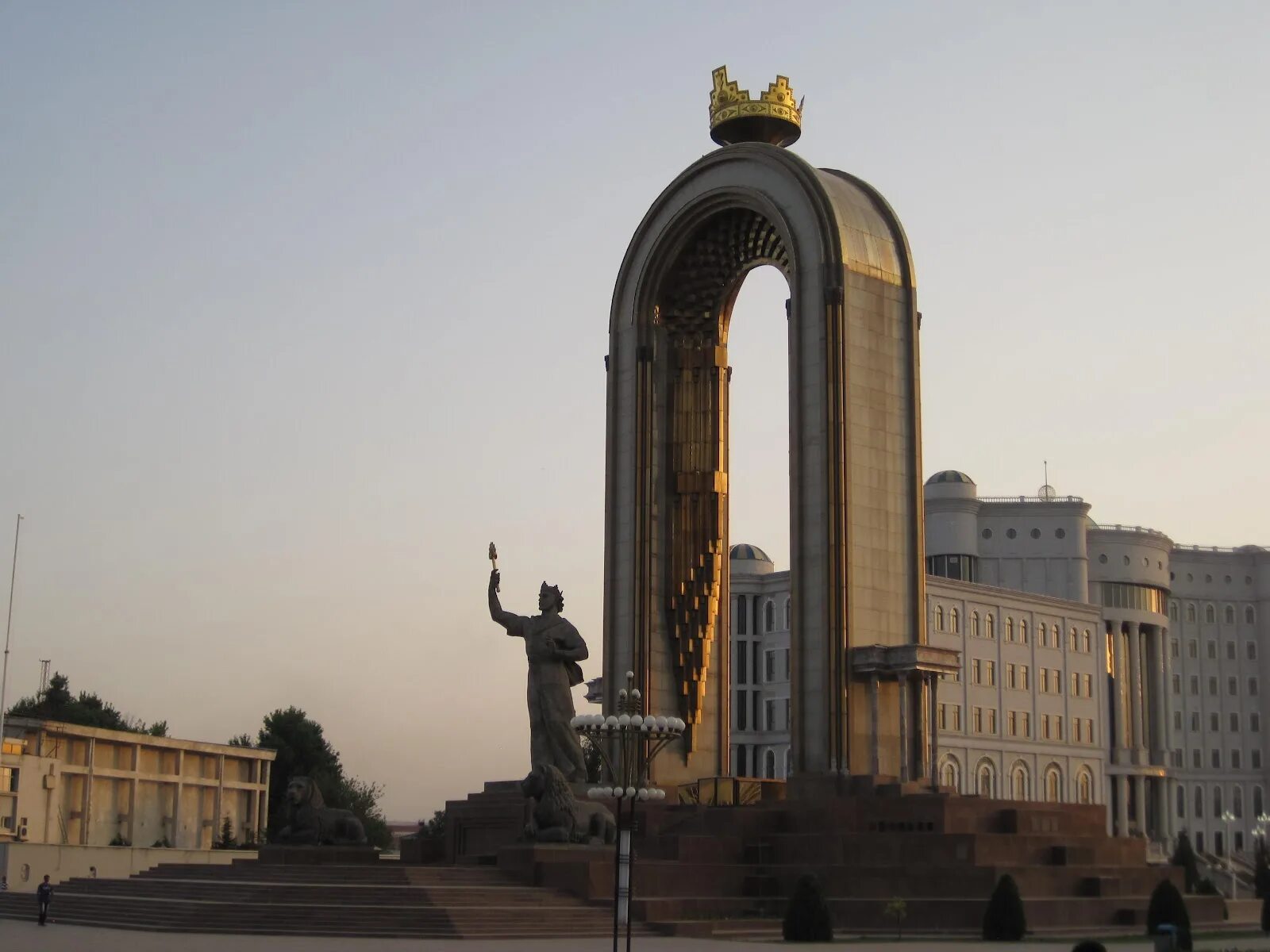 Памятник Исмоилу Сомони. Памятник Исмаилу Самани в Душанбе.