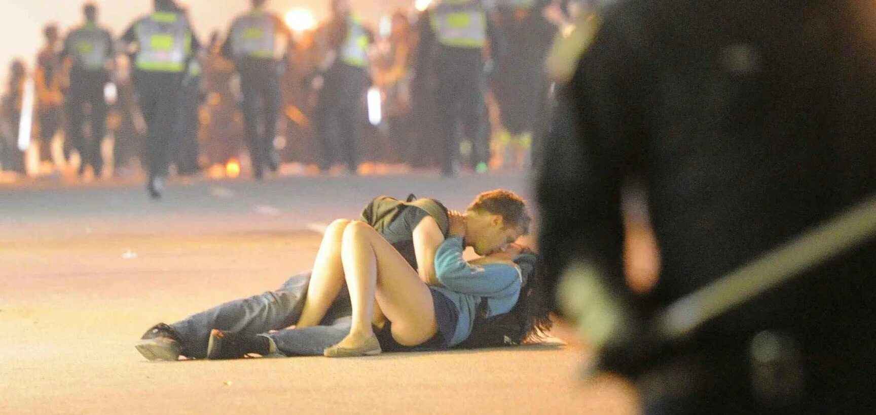 Женские неудачи. Зимние объятия. Парень и девушка упали. Толкнул человека. Девушки в смешных ситуациях.