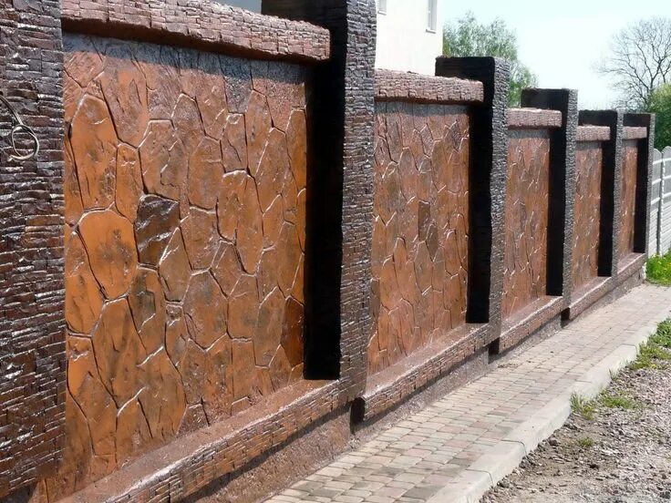 Облицовка забора. Отделка забора. декоративный бетонный забор. отделка бетонного забора. забор отделанный камнем.