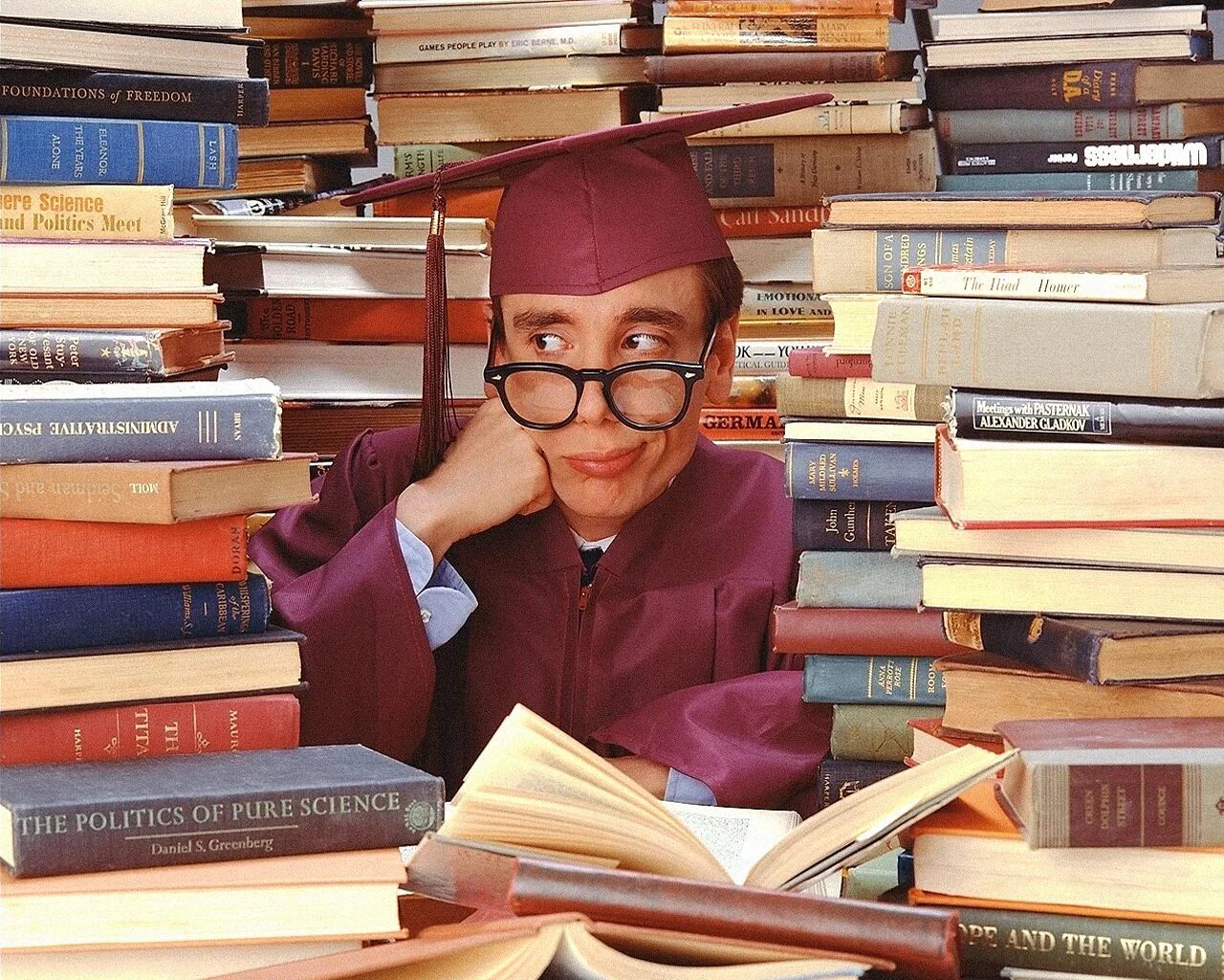 Хочу быть ученой. Ученый с книгой. Студенты в библиотеке. Приколы про студентов. Книга человек.