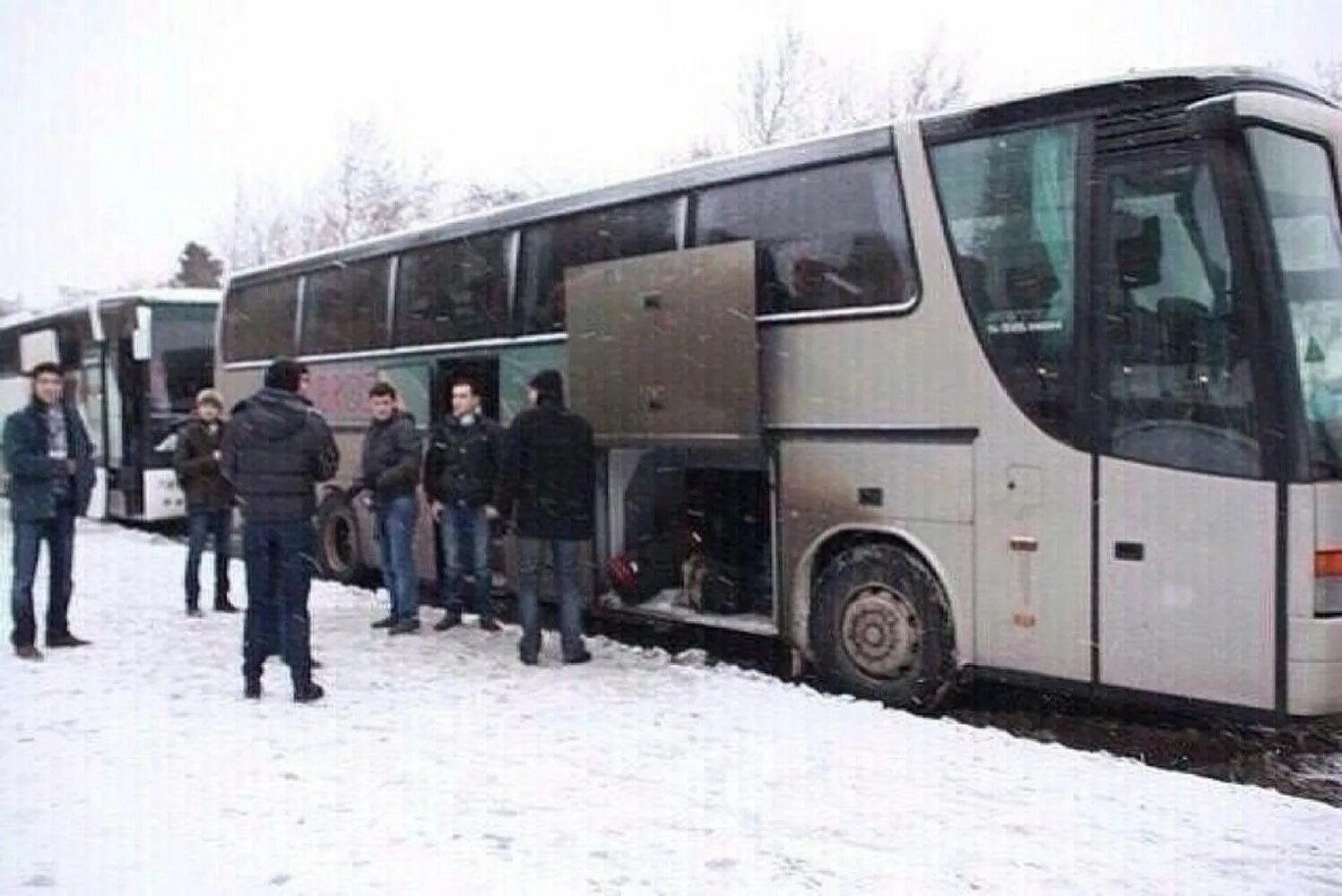 Автобус разбили. Сломался автобус на трассе.