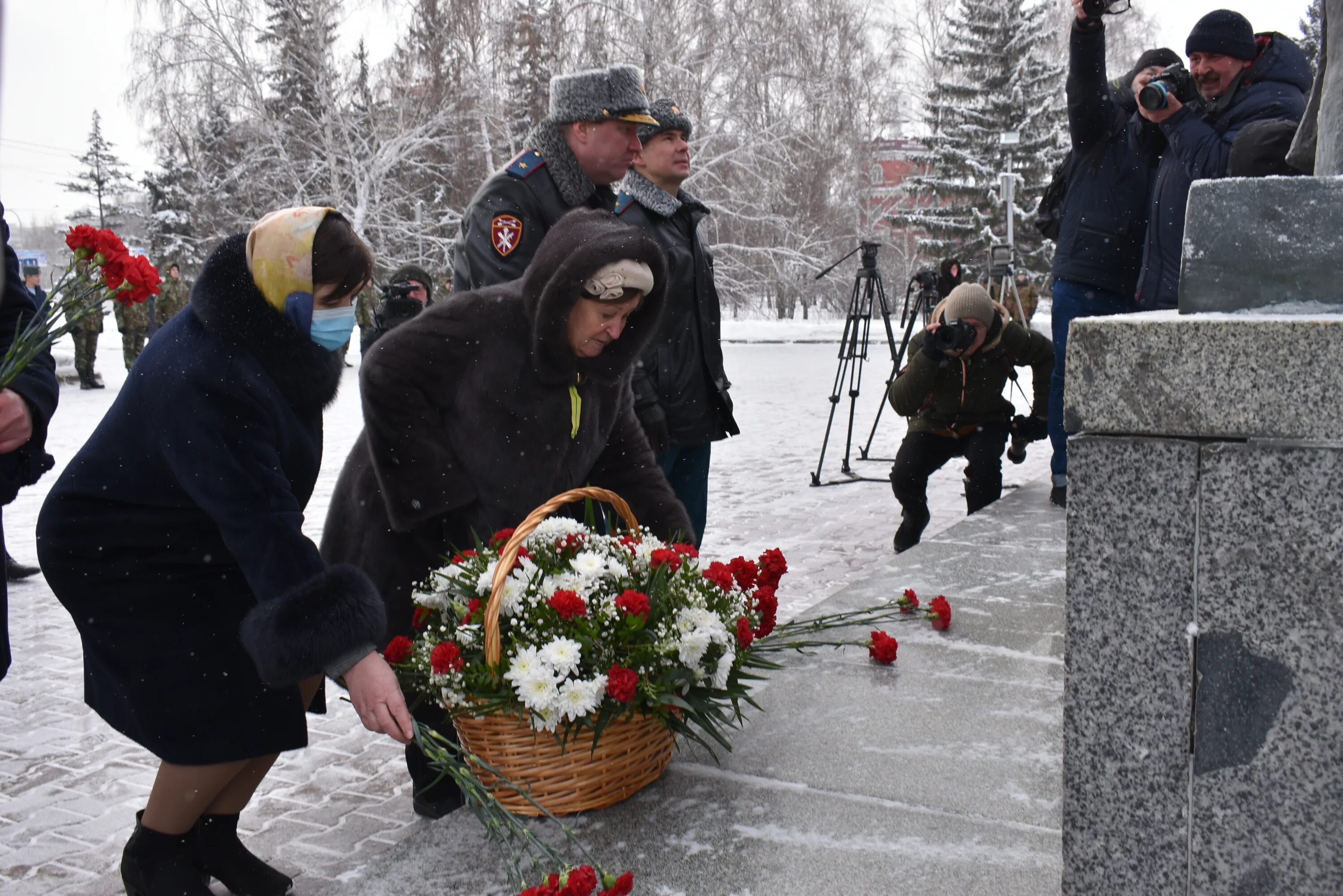 Против блокады. 27 Января прорыв блокады Ленинграда. 27 Января блокада Ленинграда Барнаул. 28 Блокада Ленинграда. Памятник блокаде Ленинграда.