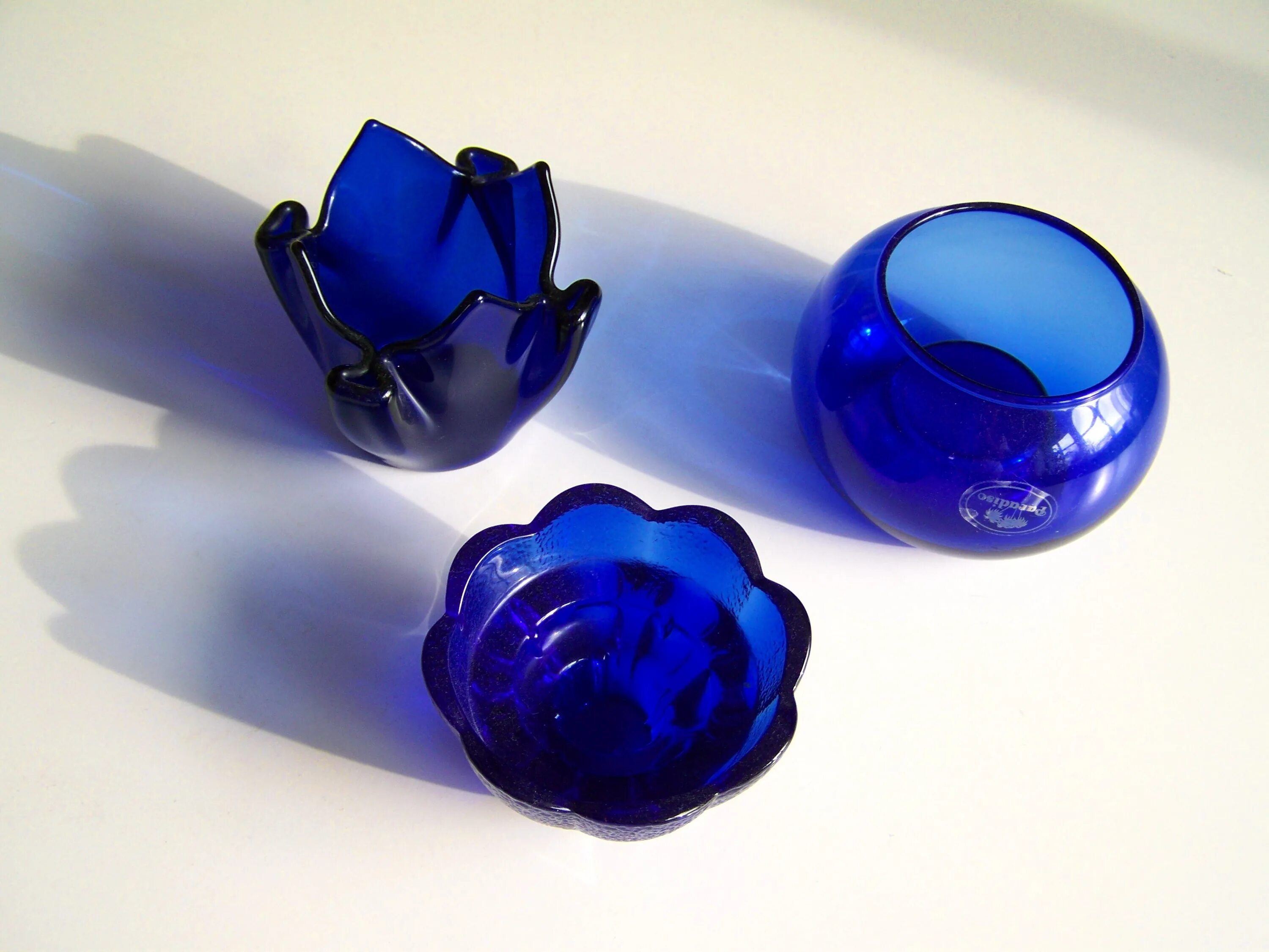 Стеклянный синий цветок. Синие предметы. Цветное стекло синее. Предметы синего цвета. Изделия из синего стекла.