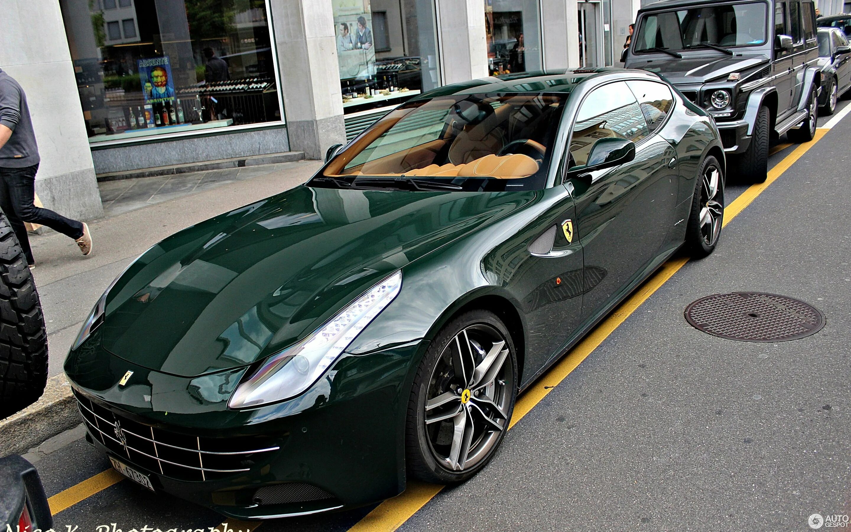Феррари зеленая. Ferrari ff green. Dodge challenger srt hellcat. Темно зеленая автоэмаль 394. Феррари фф зеленого.