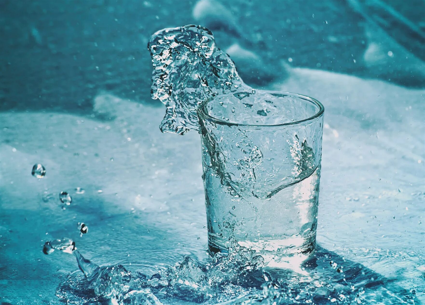 Холодная вода похожа. Замерзшая вода. Стакан воды. Замерзшая вода в стакане. Замерзание воды.