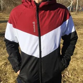 Красно белая куртка