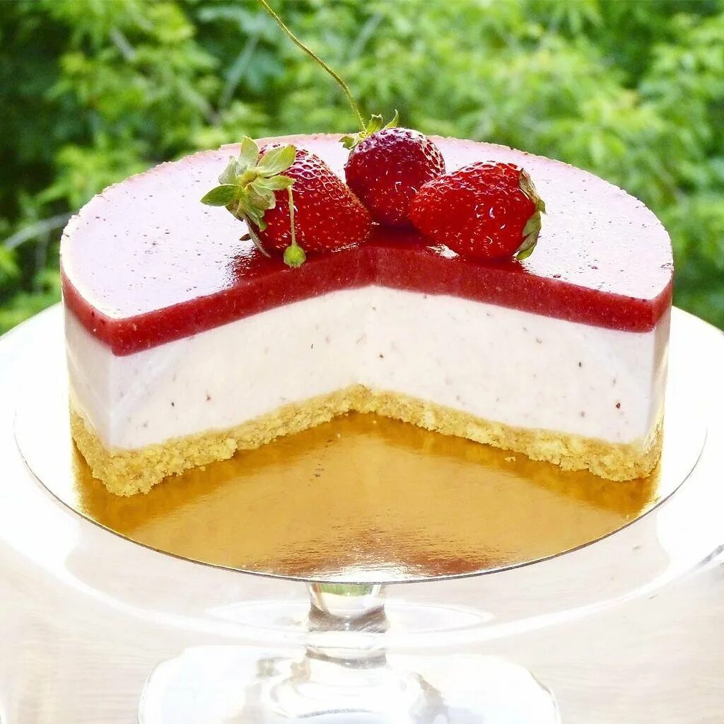 простой йогуртовый торт. торт клубнично йогуртовый золотой колос. йогуртовый торт без выпечки. чизкейк с желейной заливкой. йогуртовый торт с бисквитом.