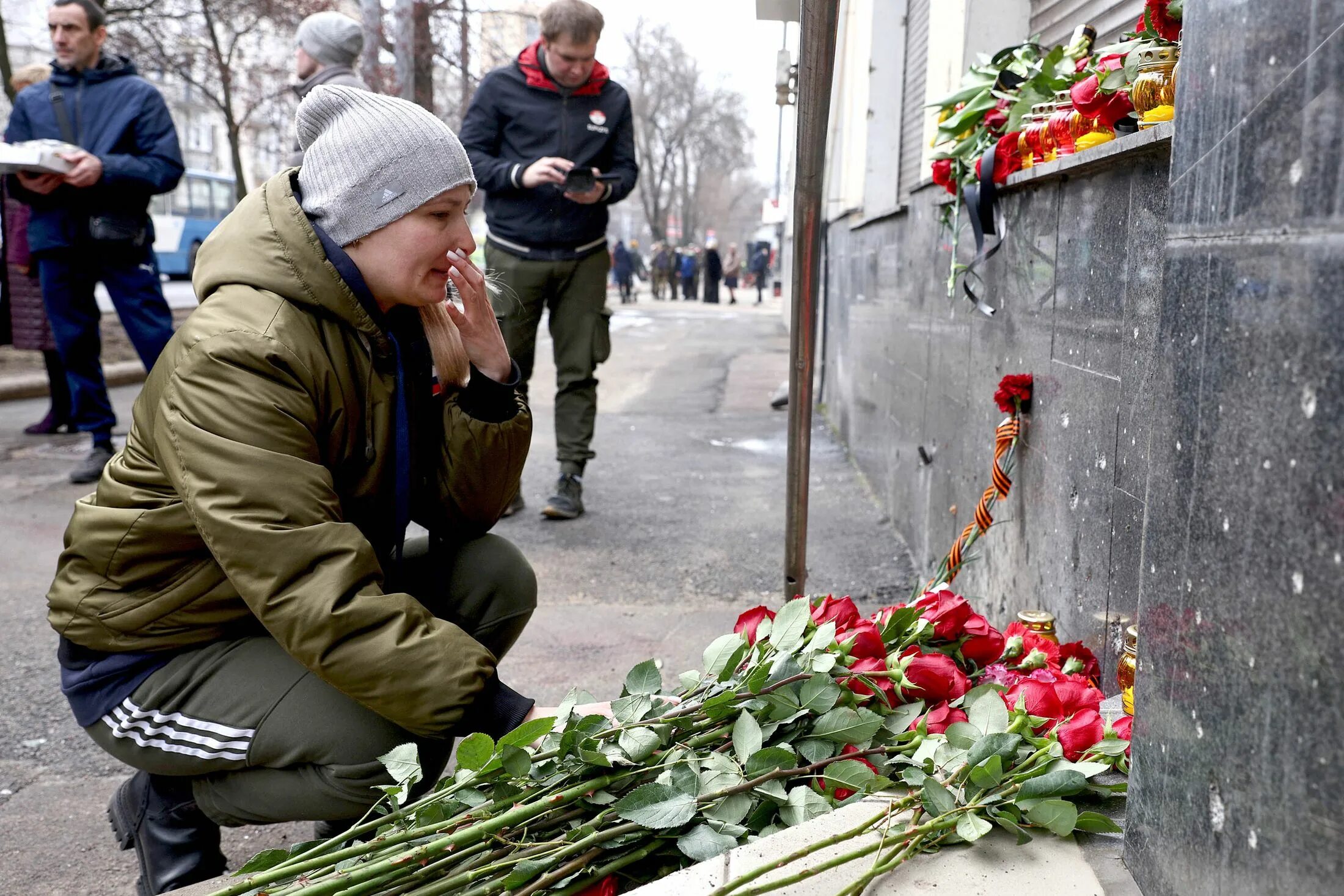 День траура по погибшим в теракте. Возложение цветов. Траур по погибшим в Донецке.