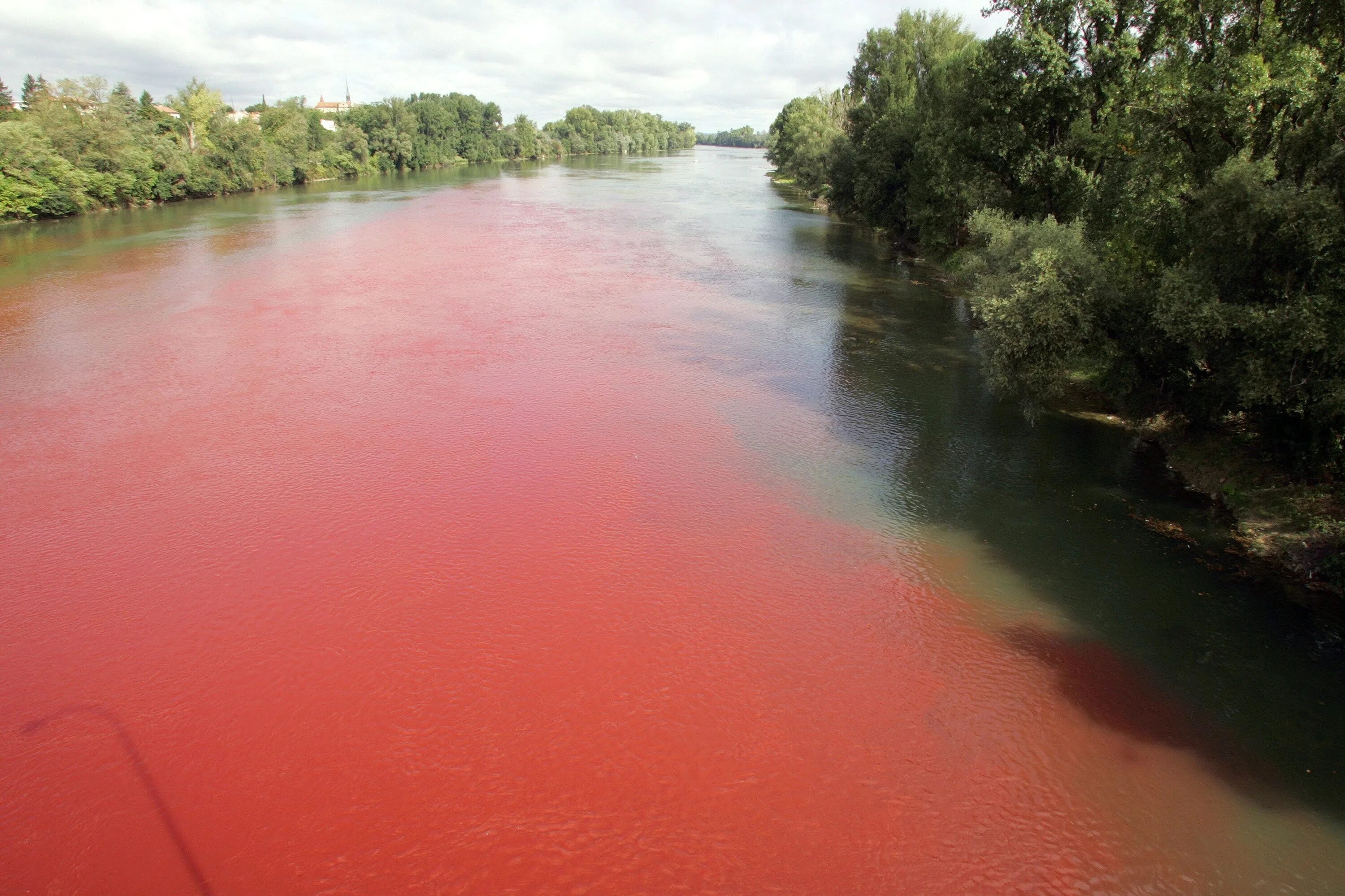 Про красную воду. Красные озера Тульская область. Красные реки в Белгороде. Озеро красное Майкоп. Красное (озеро, Орловская область).