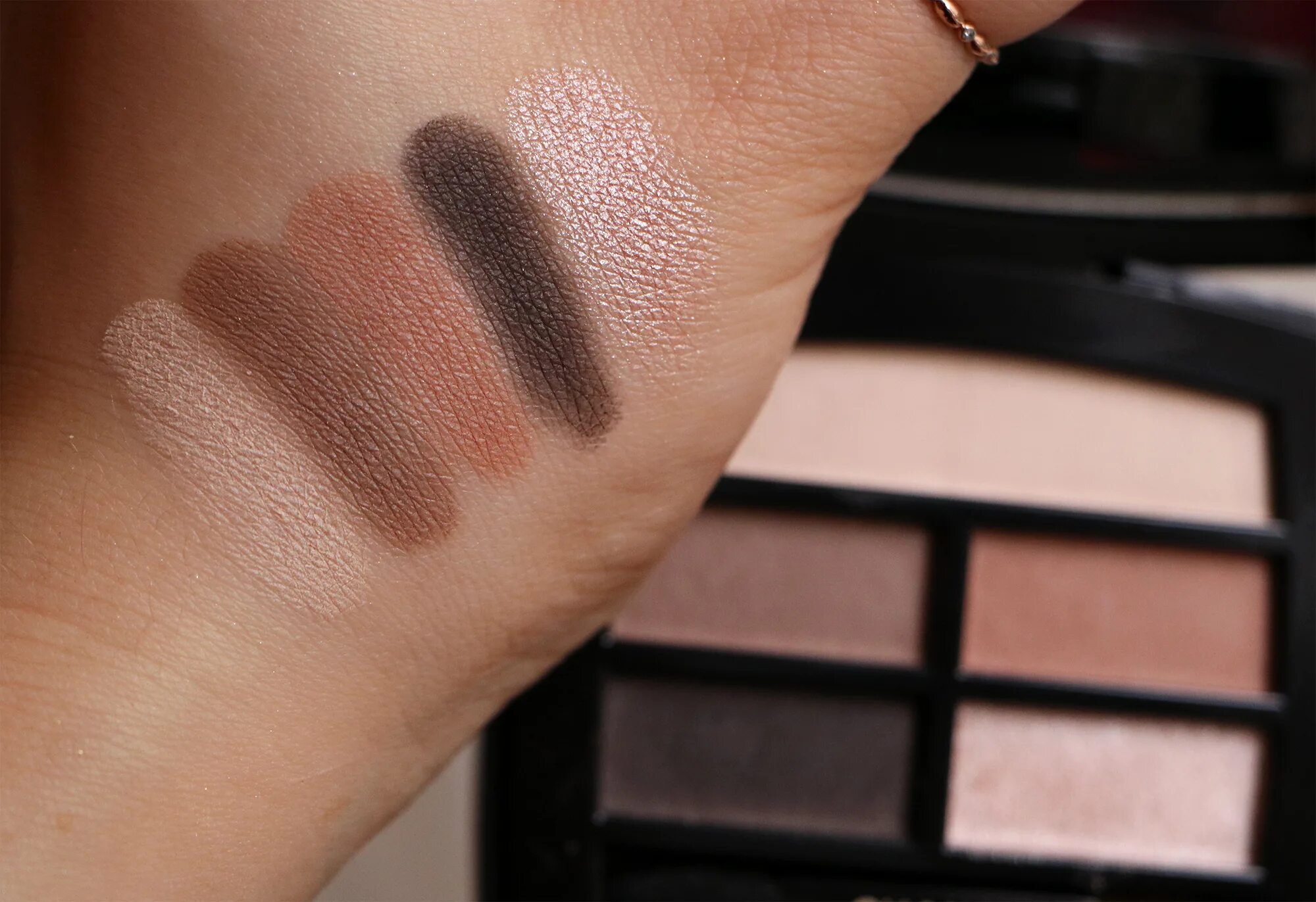 Chanel rouge allure laque 62 still. Отзывы свотчи. Отзывы свотчи. Тени шанель les beiges. Chanel les beiges свотч.