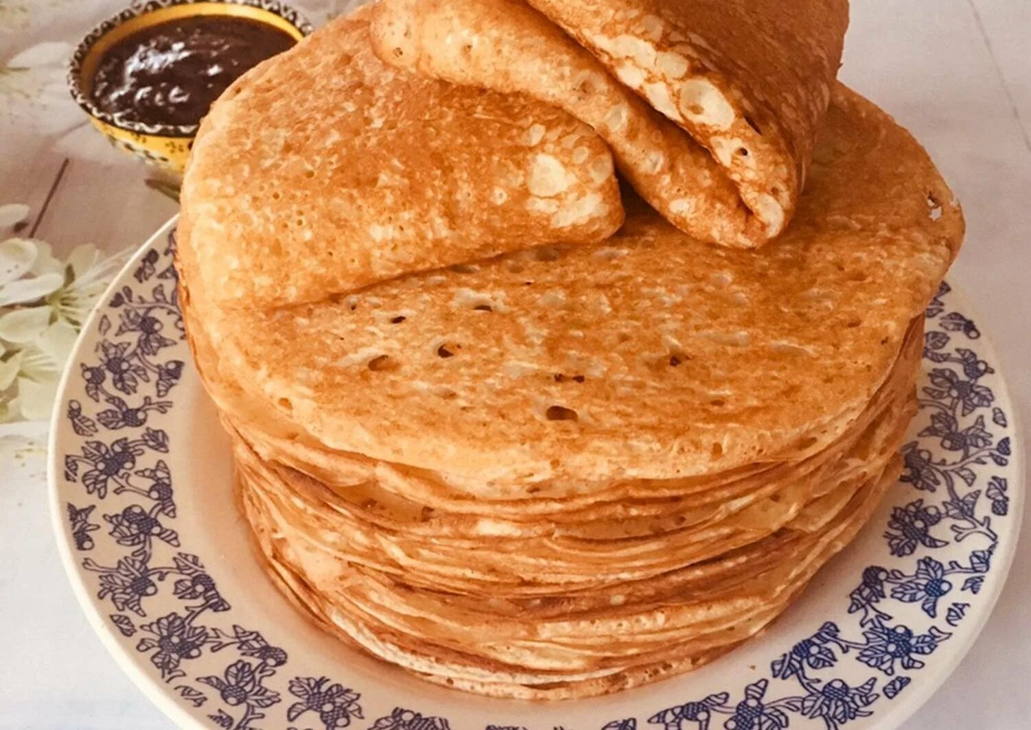 блины дрожжевые на молоке. блины на дрожжах. дрожжевые блины. дрожжевые блины. тонкие дрожжевые блинчики.
