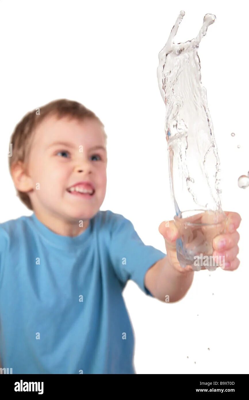 Мальчик льет воду. Льет воду из стакана. Дети льют воду опыты. Ребенок льет воду из стакана.