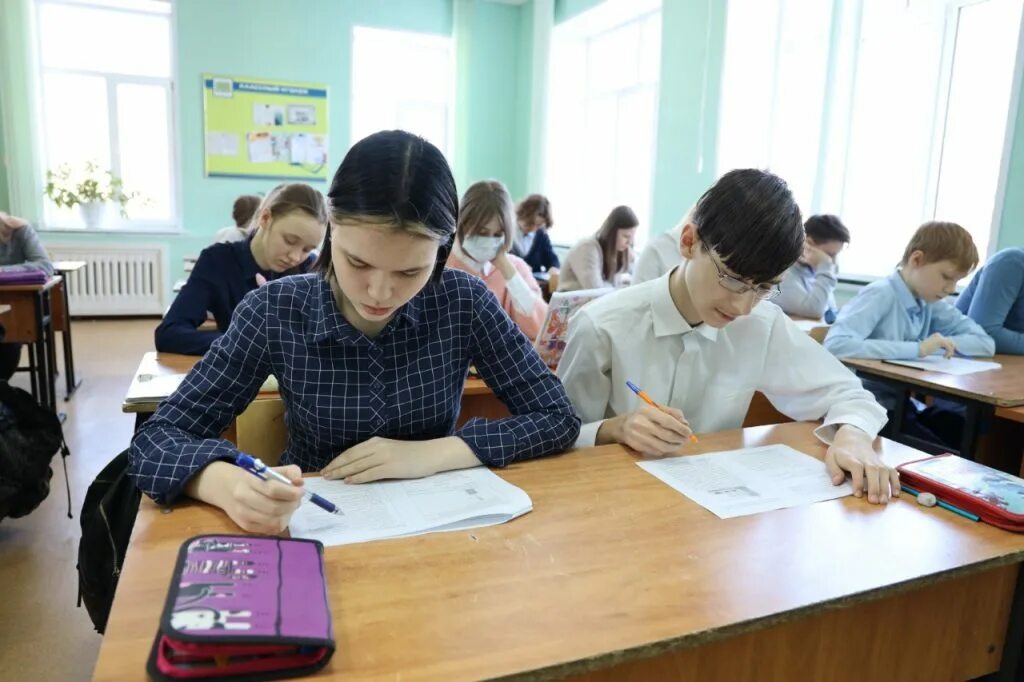 В россии отменяют 9 классов. Контрольная в школе. Экзамены в школе. Школьники 9 класс.