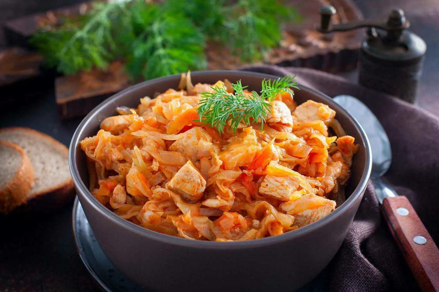 Потушить капусту с мясом в сковороде