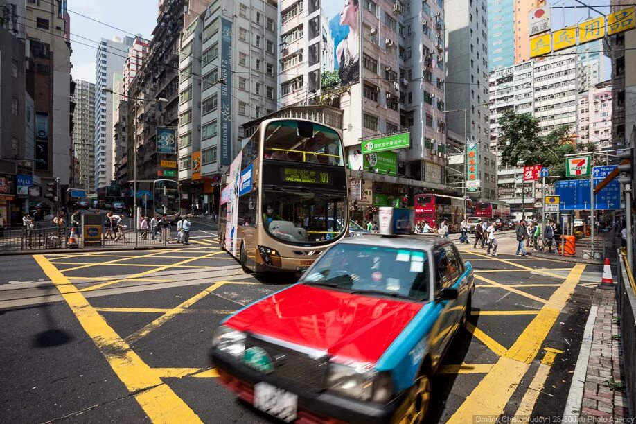 Какое движение в гонконге на дорогах. Левостороннее движение в англии. Гонконг люди. Гонконг центральная улица. Гонг конг движение правостороннее.