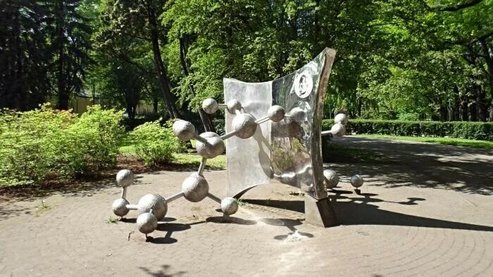 Новосибирский академгородок памятник мыши. Памятник в академгородке красноярск. Необычные памятники науки. Памятник науке. Памятник счастью щас спою томск.