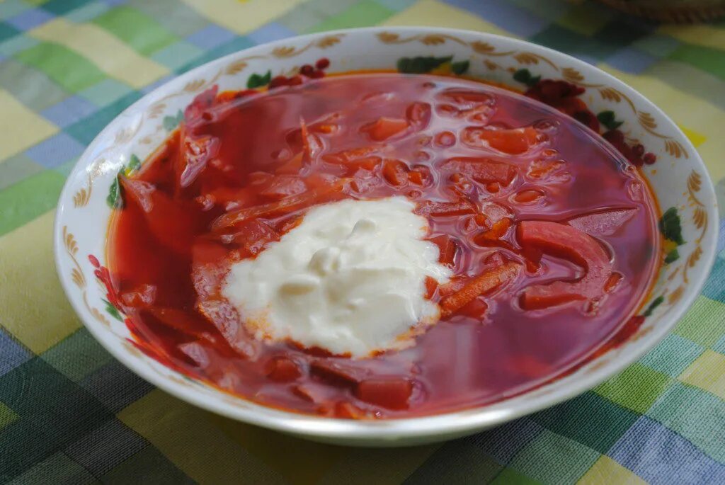 Борщ со свежей капустой на мясном. Борщ. борщ со сметаной. борщ с капустой и мясом. тарелка борща со сметаной.