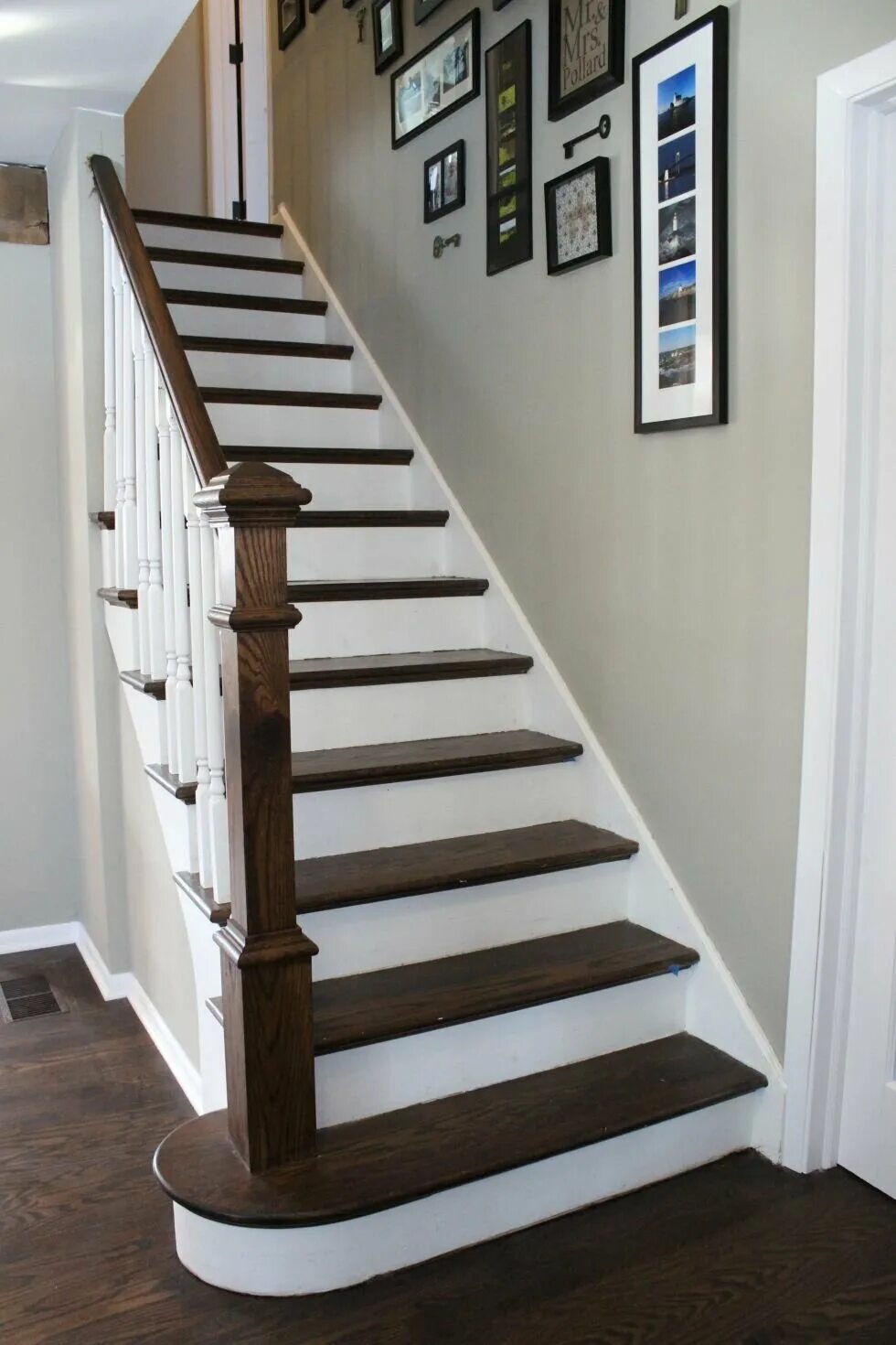 Лестница б у купить. Лестница. Лестница деревянная. Крашенная деревянная лестница. Покрасить лестницу деревянную.