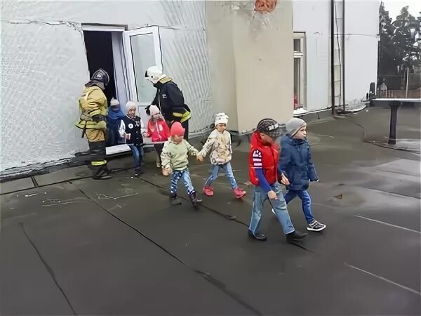 Эвакуация при пожаре в детском саду. Эвакуация в детском саду. эвакуированные дети. эвакуация детей при пожаре в детском саду. учебная тренировка по эвакуации детей и сотрудников.