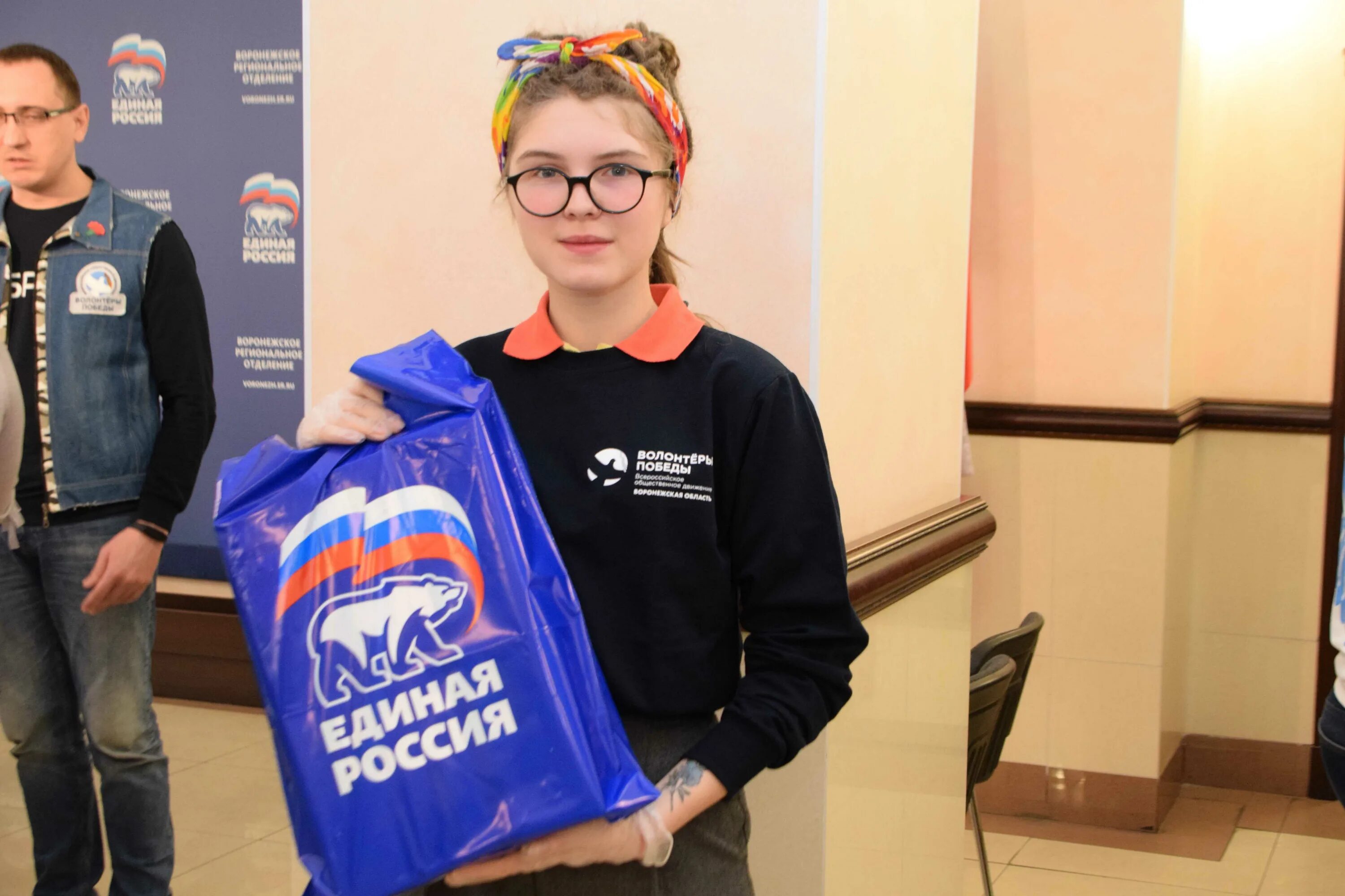 Дом ребенка 7. Калуга волонтеры в луганск. Волонтеры встречают гостей фото. Волонтер 8. Волонтеры школьники.