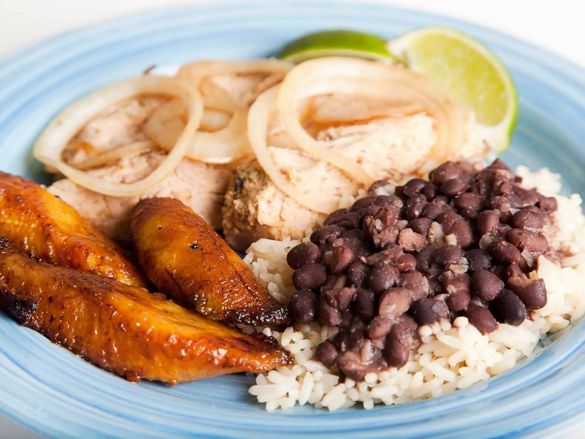 Куба еда национальная. Кубинский лангуст лобстер. Блюда кубинской кухни. Что едят на кубе. Кубинская национальная кухня.