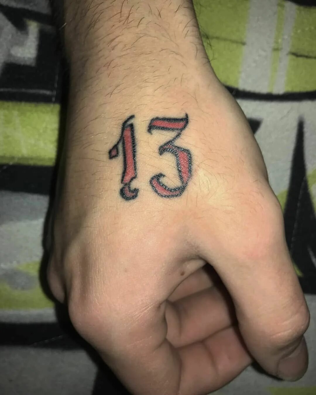 Татуировка 13 значение. Татуировка цифра 13. тату число 13. тату 13 эскизы. тату цифры маленькие.