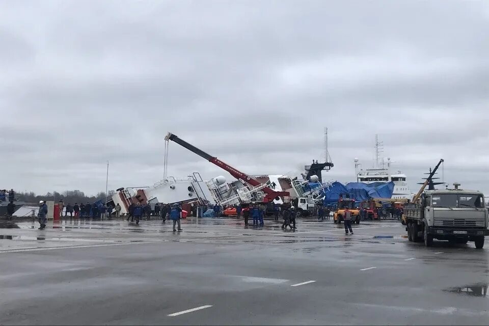 Траулер Скорпион Пелла. ССЗ Пелла Санкт-Петербург. Завод Пелла Скорпион перевернулся. Пелла судостроительный завод Отрадное. Завалиться набок