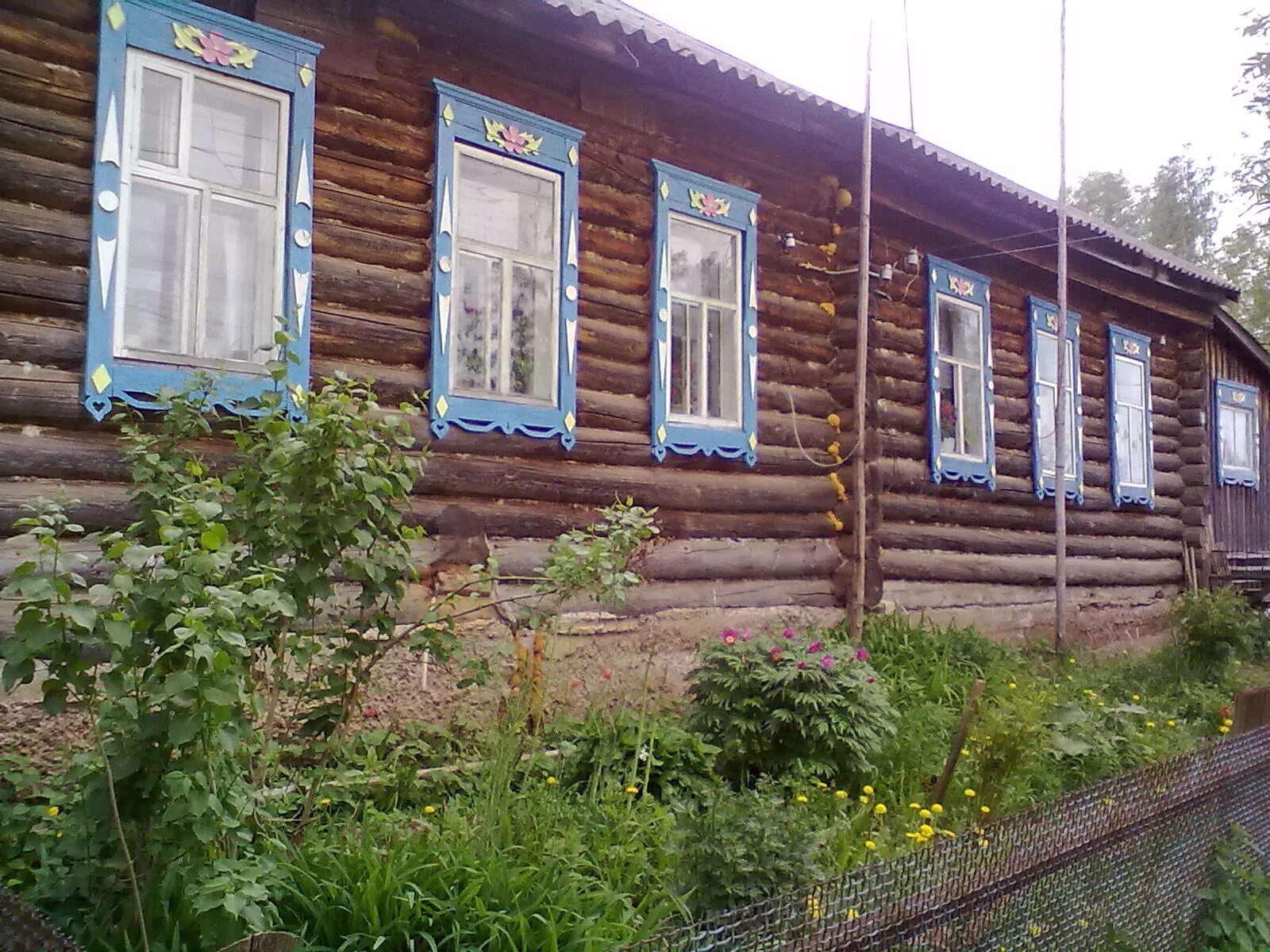 Кировская обл жилье. Тужа кировская область улица комарова. двухквартирный деревянный дом. трехквартирный дом в деревне. двухквартирный дом в деревне.