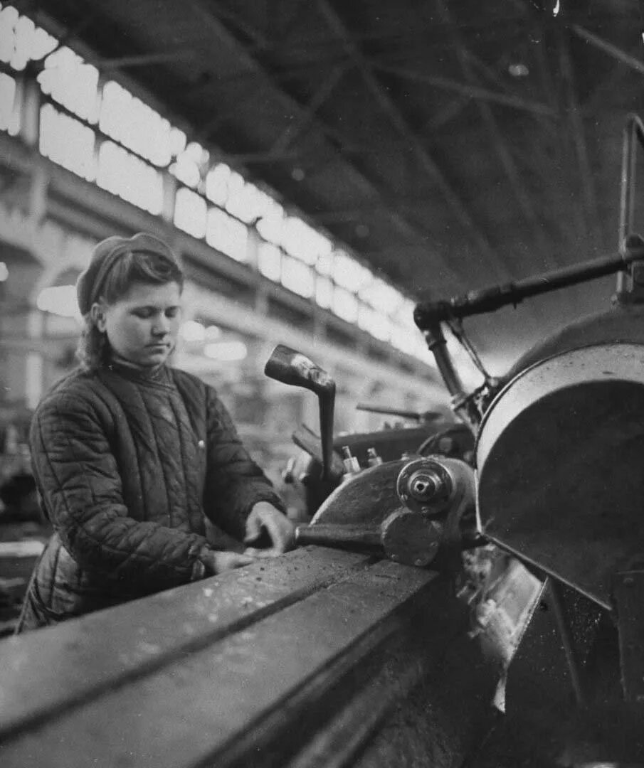 Фотография труженика. Тракторный завод в Сталинграде. Челябинский тракторный завод в 1941-1945. Тыл в годы войны 1941-1945. Дети на заводе в годы войны.