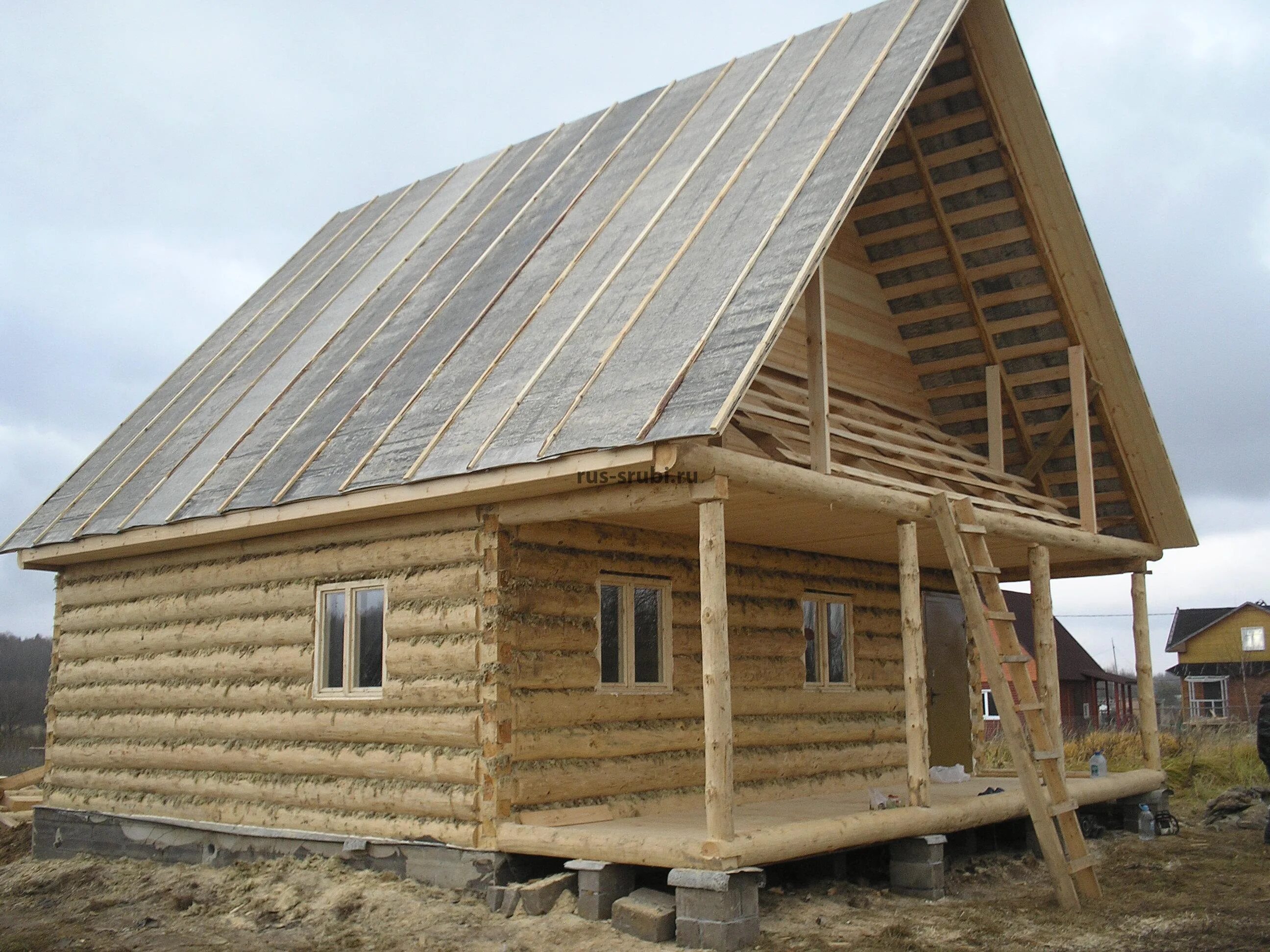 дом баня сруб 6х8. сруб из оцилиндрованного бревна 6х8. сруб дома 6 8. маленький домик из оцилиндрованного бревна. сруб бани 6х8.