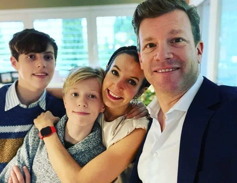 Энтони джошуа родители. Джошуа с женой. Энтони хопкинс с семьей. Типичная американская семья. Ophilia bledsoe.