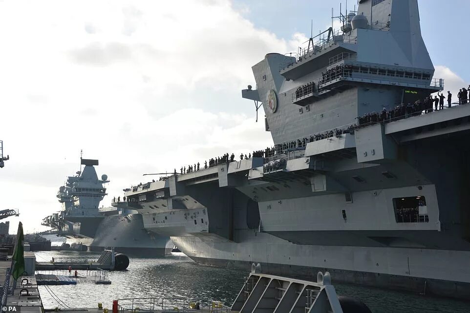 Горит британский авианосец r08 queen elizabeth. Авианосец британии hms queen elizabeth. авианосец куин элизабет. авианосец hms prince of wales. авианосец принц уэльский.