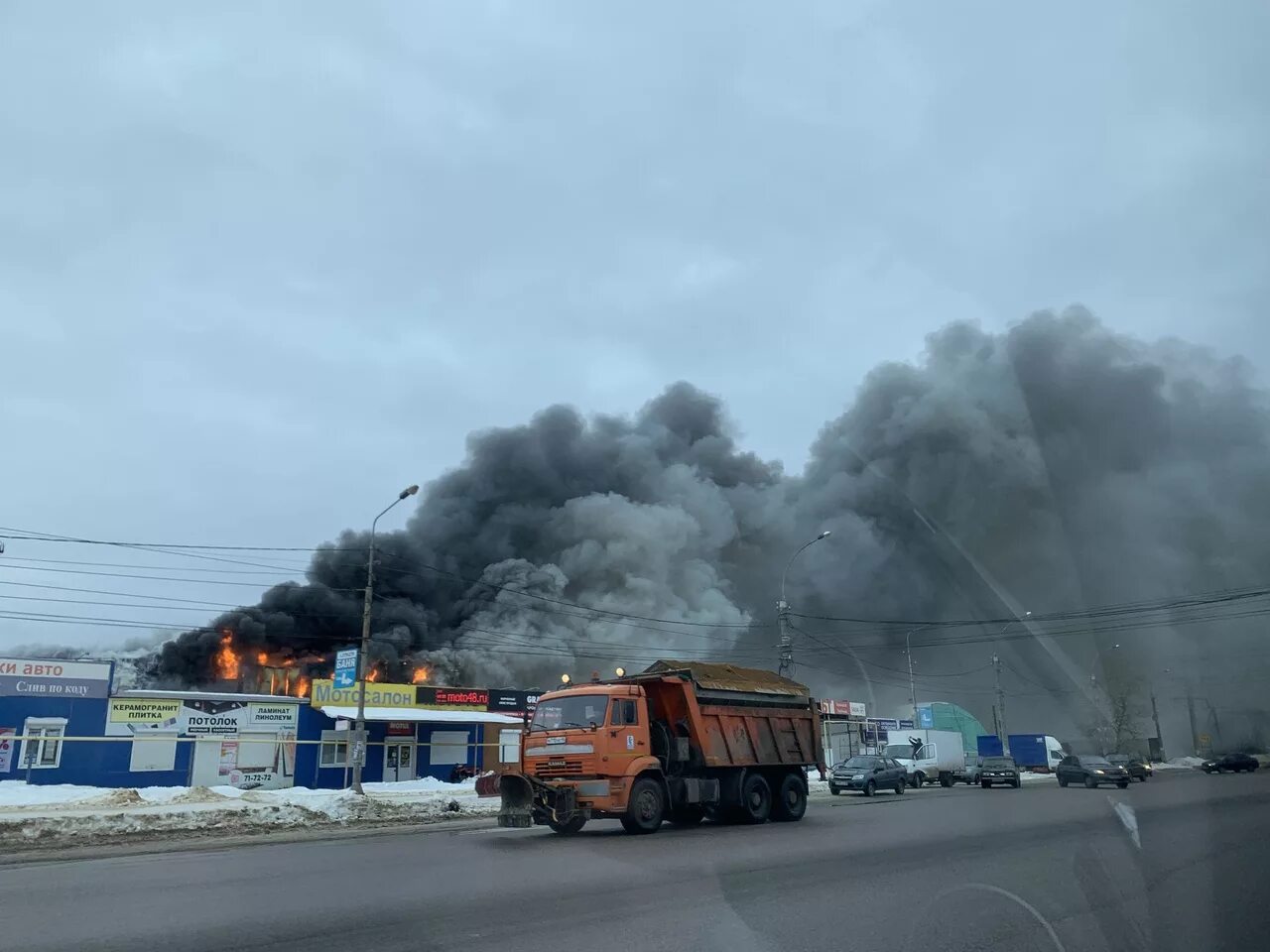 В сипайлово горит сейчас. Пожар в Липецке. Пожар в Липецке сейчас. Сгорел завод в Липецке. Трубный завод Липецк опытная.