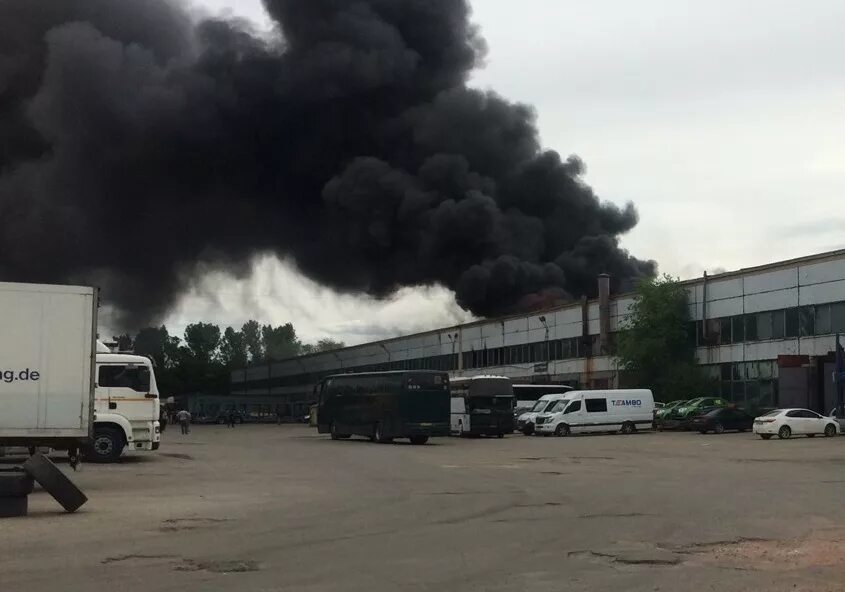 Черный дым что горит. Пожар в Тольятти сейчас Автозаводской район. Пожар в Тольятти сегодня в Автозаводском районе. Тольятти Новозаводская пожар. Пожар в Тольятти на Южном шоссе.