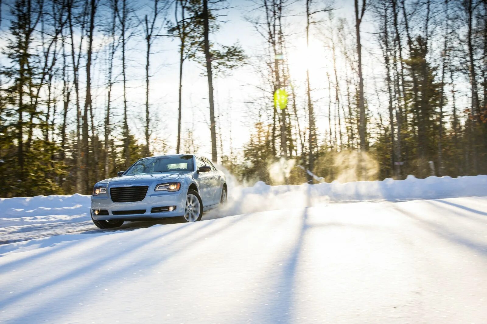 Chrysler 300c. Автомобиль в снегу. Машина зима. Машина снежка