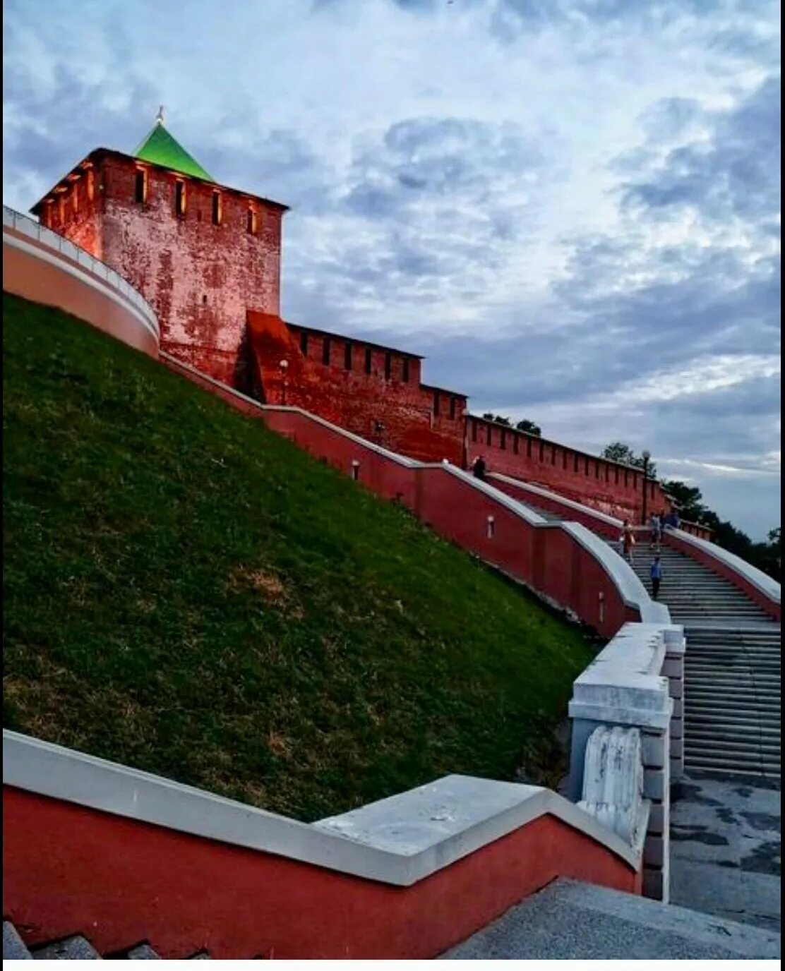 Купить отдельно в нижнем новгороде. Чкаловская лестница Нижний Новгород. Нижегородский Кремль Чкаловская лестница. Чкаловская лестница и Кремль. Нижний Новгород набережная Чкаловская лестница 2022.