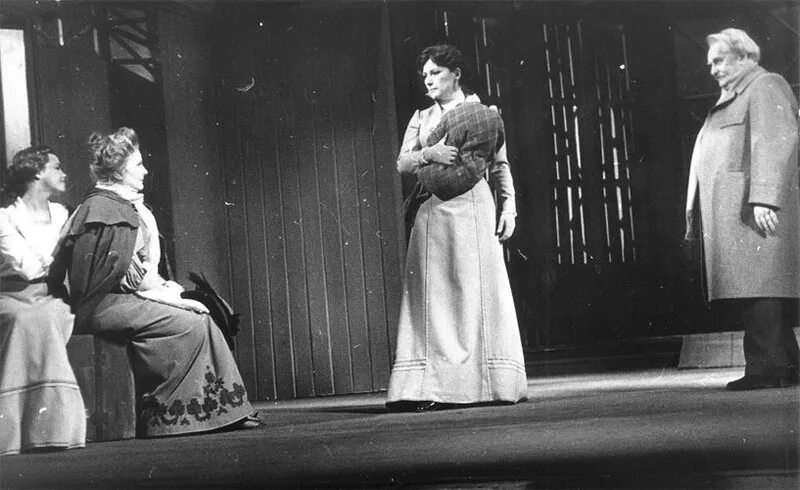 Вишнёвый сад чехов финал. Имение раневской вишневый сад. Вишневый сад финал пьесы. Вишневый сад чехов спектакль. Пьесы.