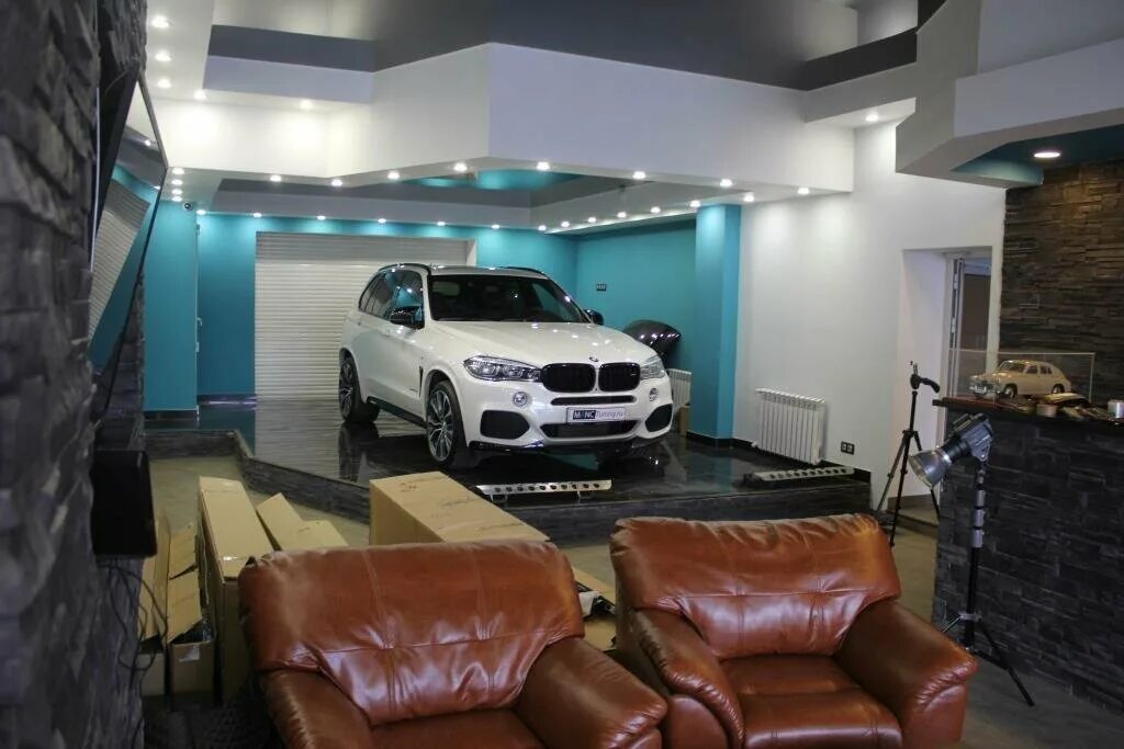 Дизайн тюнинг центра. Tuning studio. Tuning studio. Tuning studio. Студия автотюнинга киберкар.