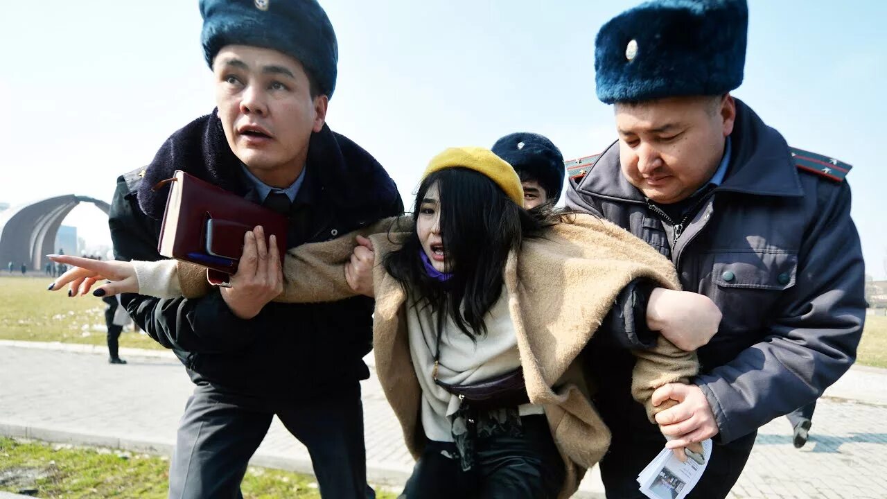 Избита феминистка. Женщины милиционеры Кыргызстана. Полиция Кыргызстана девушки.