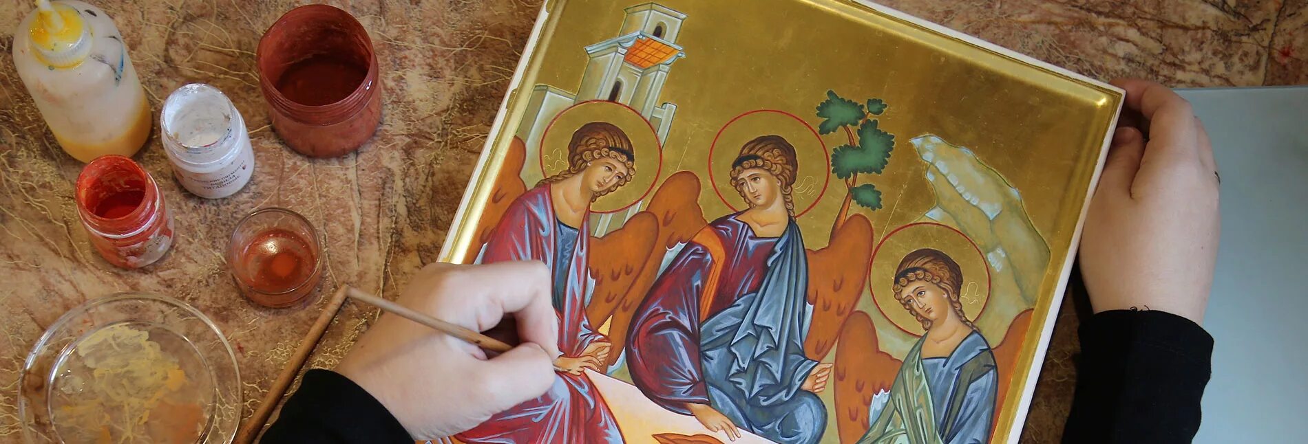Иконы акриловыми красками. Темперная живопись в иконописи. Какой компонент добавляли в краску для икон. Мастера иконописи. Технология иконописи.