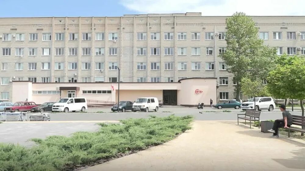 Мелитопольская центральная районная больница. Мелитопольская областная больница адрес. Мелитопольская областная больница фото. Медицинский работник. Гбуз мелитопольская областная.