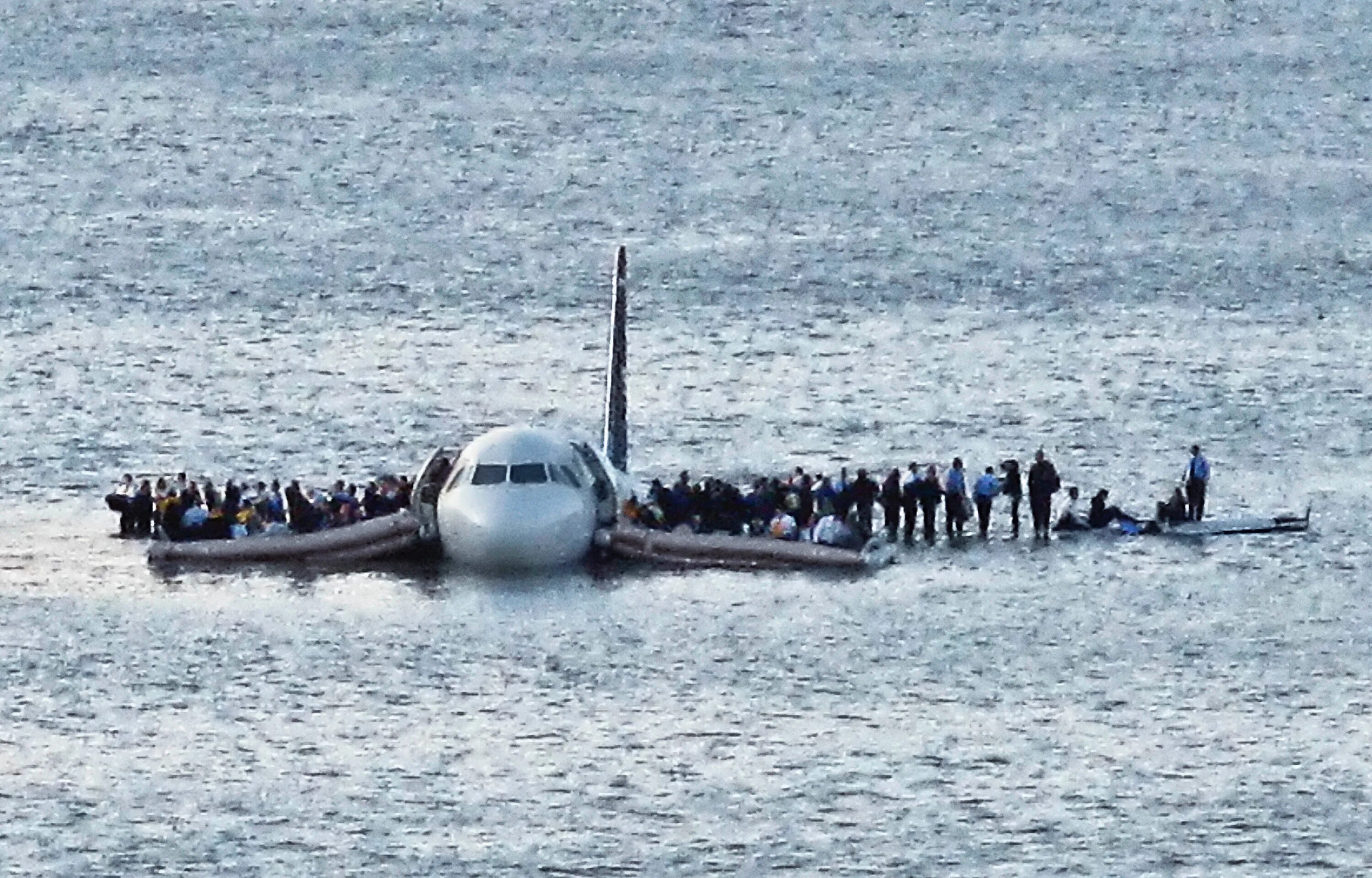 Самолет падает в воду. Аварийная посадка a320 на Гудзон. Чудо на Гудзоне 2009. Самолёт на Гудзоне 2009. Посадка на Гудзон.