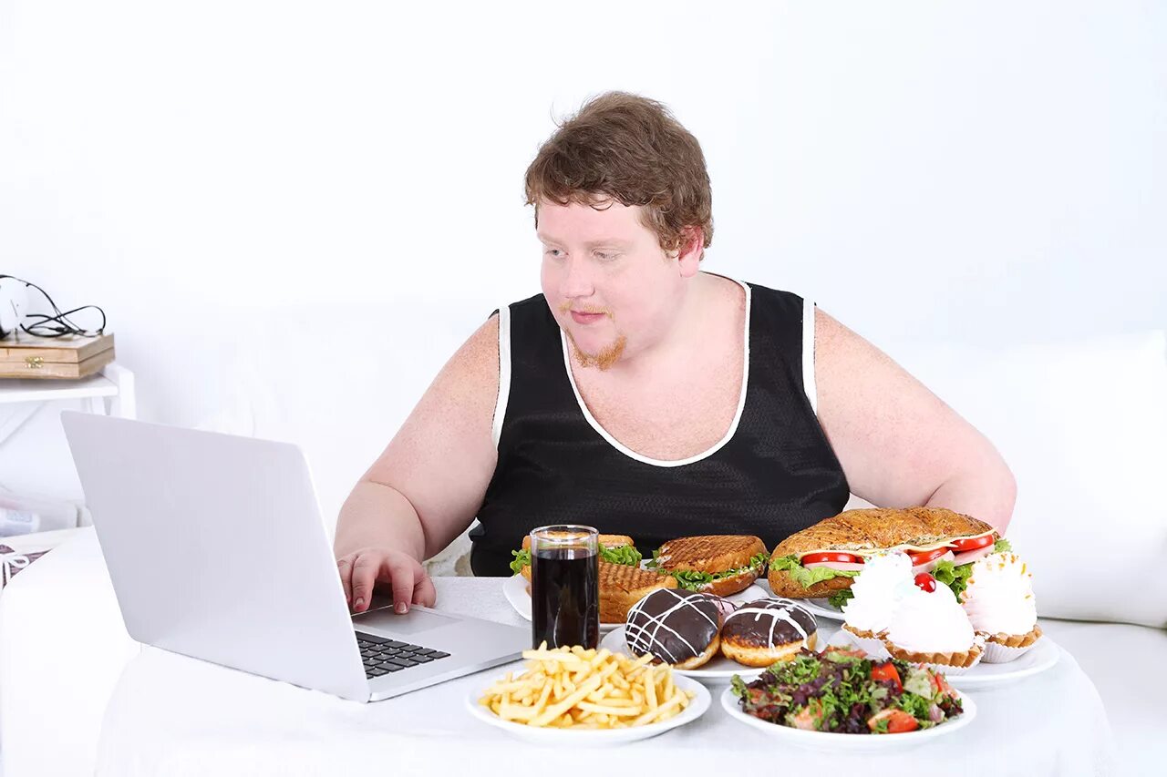 Почему начала толстеть. Полные люди. Толстый человек с едой. Неправильное питание.