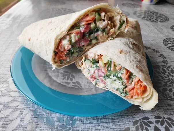 Курица в лаваше. Шаурма домашняя с курицей. Мясо в лаваше. Шаурма. Домашняя шаурма в лаваше с курицей.