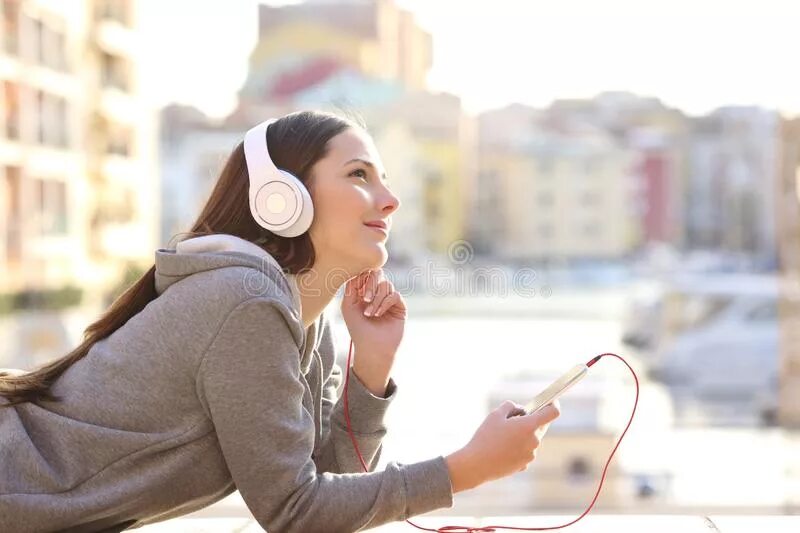 Are the students listening to music. Girl listening to music. put on your headphones. a girl listening to music on headphones. девушка слушает музыку в парке картинка.