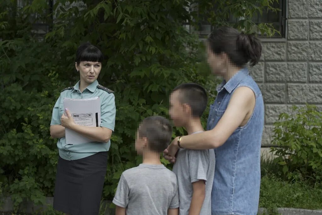 Изъятие детей из неблагополучных семей. Пристав отбирает ребенка. Дети и органы опеки. Дарчиева судебный пристав. Пристав отбирает ребенка.