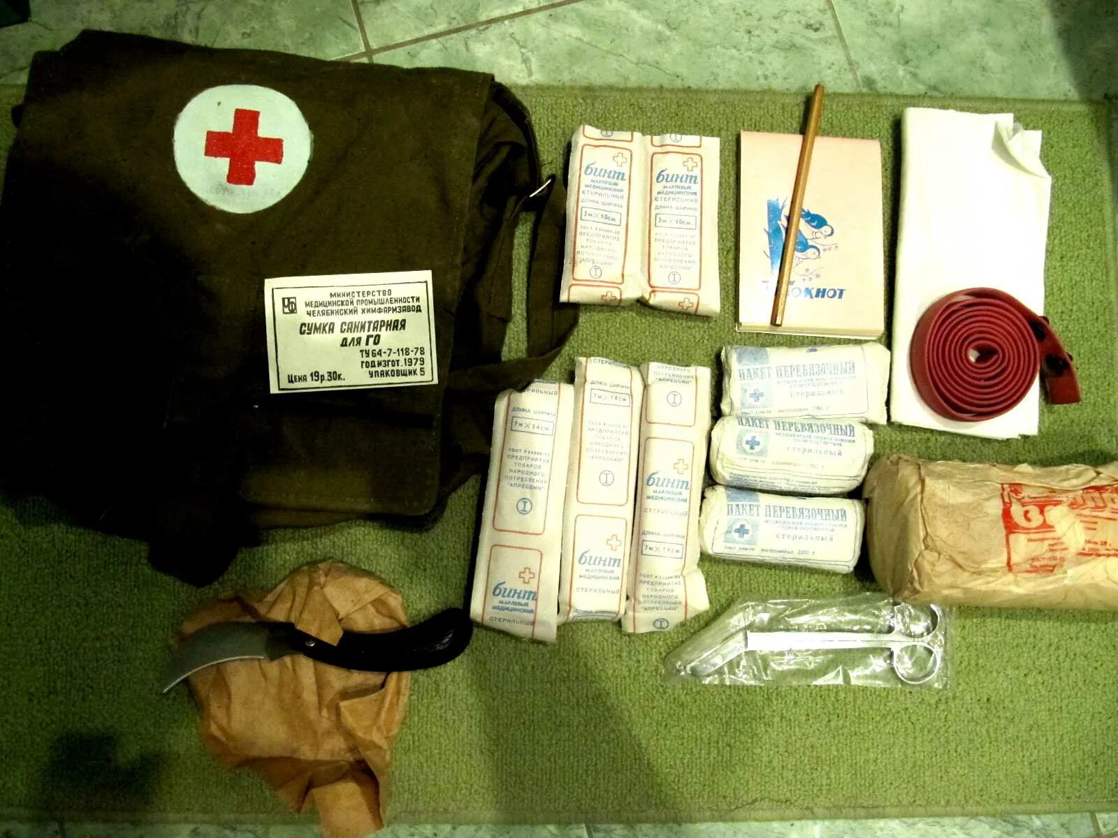 Медицинские препараты по оказанию медицинской помощи. Аптечка first Aid Kit Army. Сумка медицинская санитара (с укладкой по приказу 61н). Медицинская сумка санитаров ВОВ. Сумка санинструктора 1941.