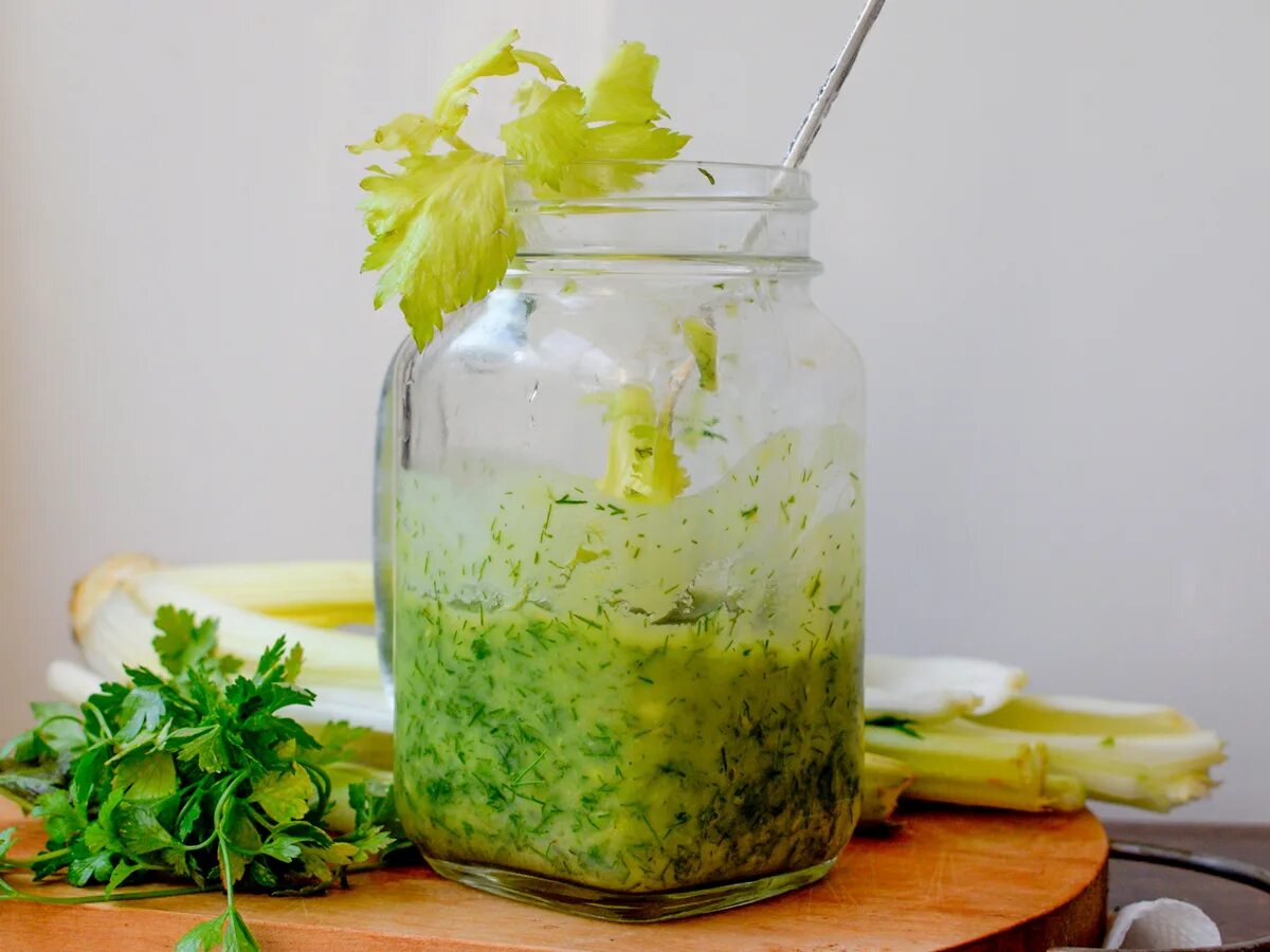 Смузи огурец киви. Овощной зеленый смузи. Декор из сельдерея. Сельдерей в блендере для похудения. Смузи киви сельдерей.